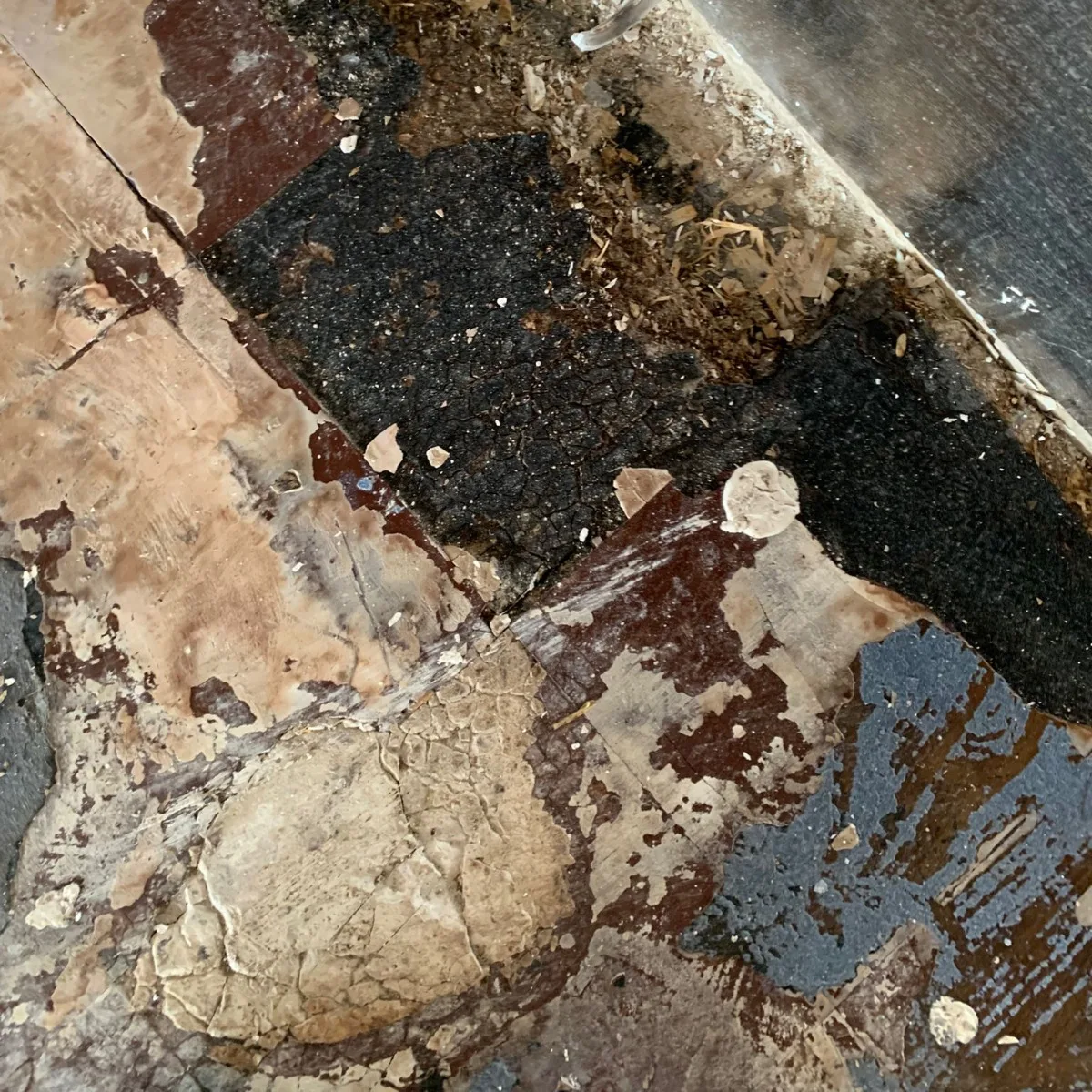 Schwarzer Bitumenkleber offen auf dem Estrich